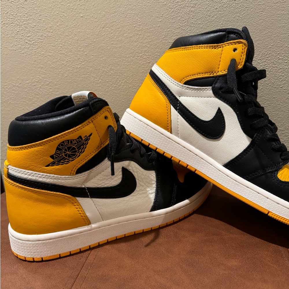 Air Jordan 1 Retro High OG 'Yellow Toe'
